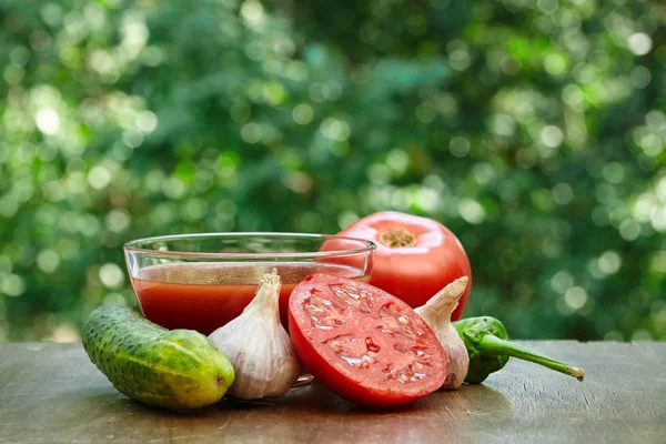 Metà di pomodoro, aglio, succo di frutta e peperoncino — Foto Stock