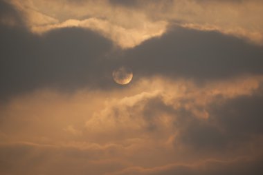 akşam karanlık bulutların arkasında gizli moon