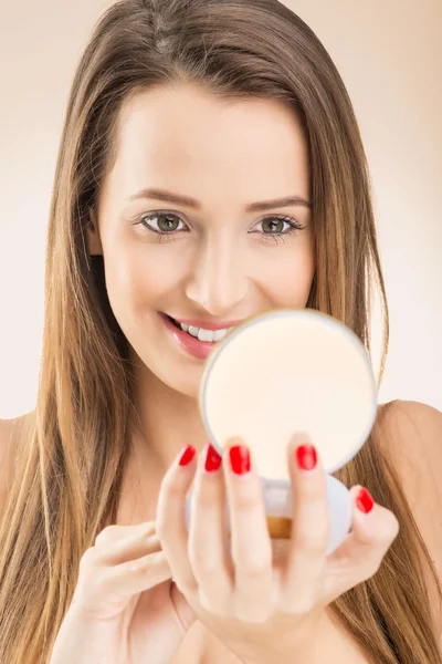 Žena držící zrcadlo na líčení — Stock fotografie