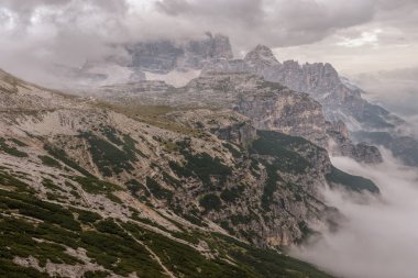 bulutlar kayaların üstüne