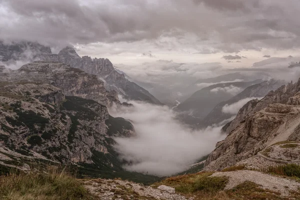 Nuvens no topo das rochas — Fotografia de Stock