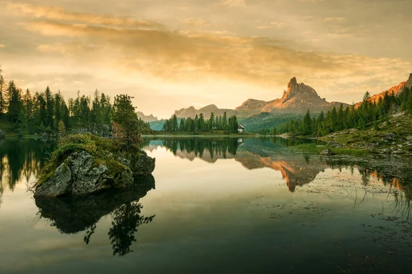 Horské jezero v Dolomitech — Stock fotografie
