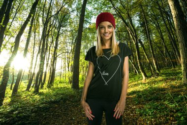 Ormanda duran kadın