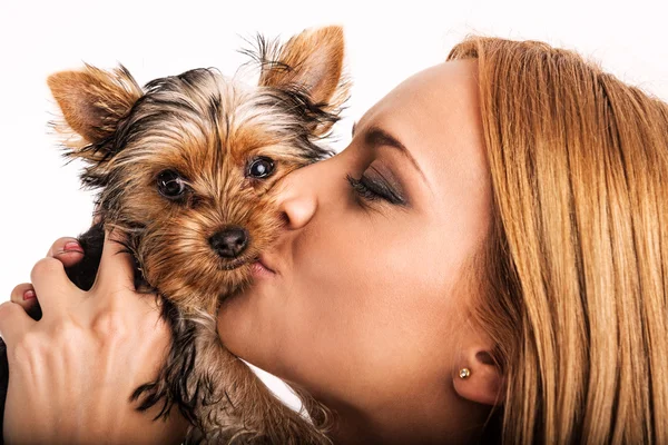 狗的吻女人 — 图库照片