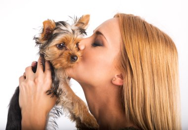 Kadın köpeğini kisses