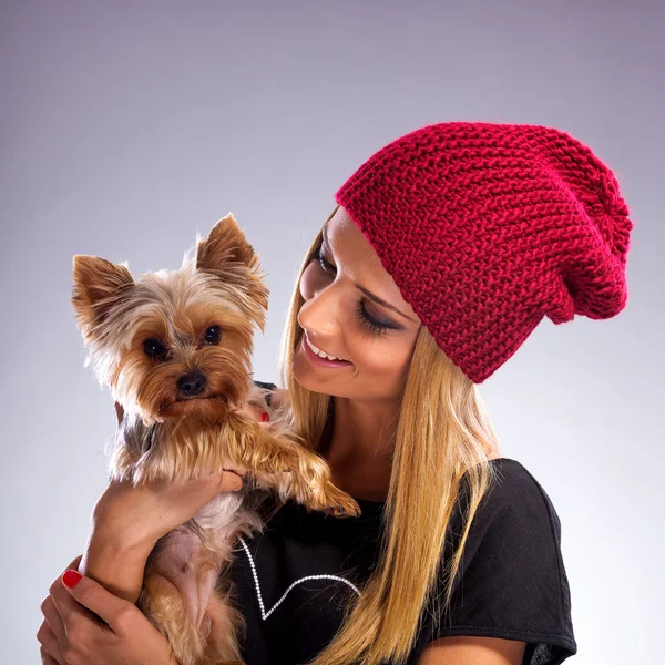 Mulher segurando cão — Fotografia de Stock