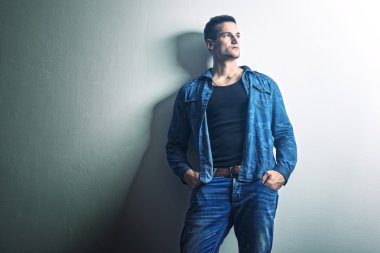 Duvara yakın duran adam