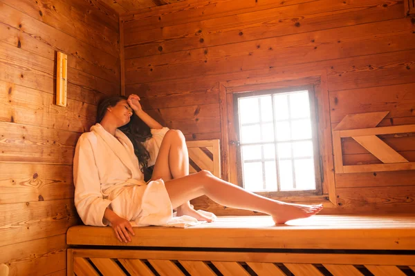 Vrouw zitten in de sauna — Stockfoto