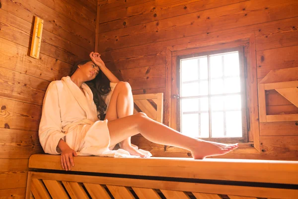 Frau sitzt in Sauna — Stockfoto