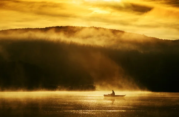 Человек рыбачит по утрам — стоковое фото