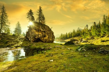 Sunrise kayaların arkasında