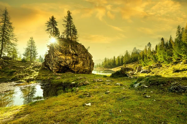 Alba dietro le rocce — Foto Stock