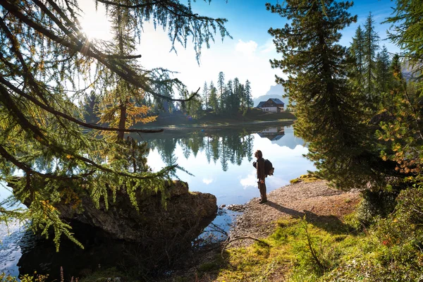 Wandelaar man op Lago Di Federa See — Stockfoto