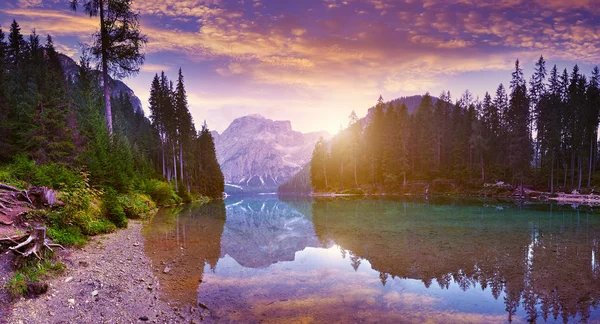 Lago Di Braies Vedi all'alba — Foto Stock