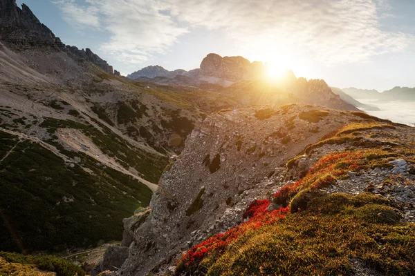 Lever de soleil derrière d'énormes rochers — Photo