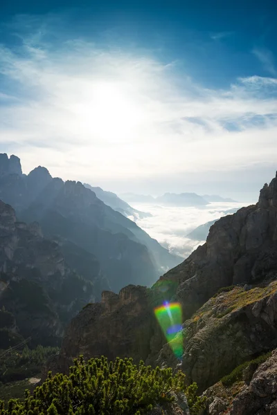 Alba dietro le rocce — Foto Stock