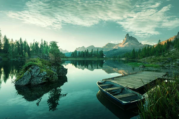 Hermoso lago al amanecer — Foto de Stock