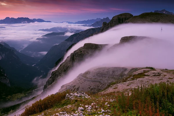 Montañas en la mañana temprano nebuloso — Foto de Stock