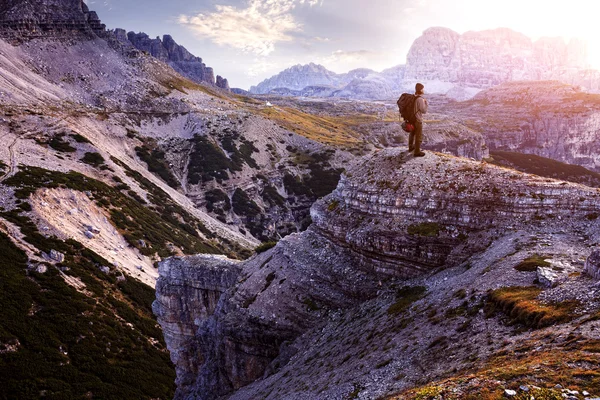 Мужчина-турист стоит на бесплодных скалах — стоковое фото