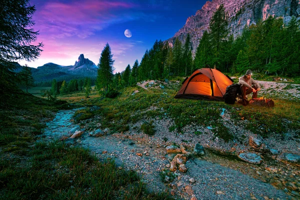 徒步旅行者、 篝火晚会、 帐篷 图库照片