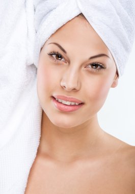 Kız başına havlu ile