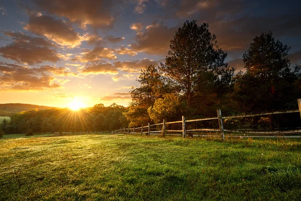 Ranch clôturé au lever du soleil — Photo