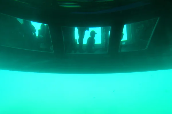 Catamarán de fondo de vidrio bajo el agua — Foto de Stock