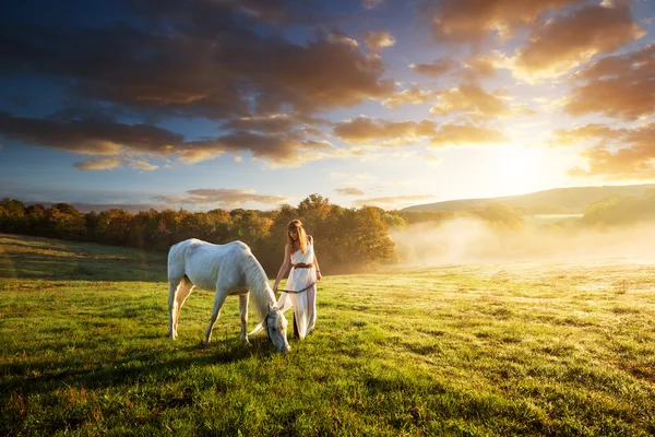 Sensual mujer con caballo blanco — Foto de Stock