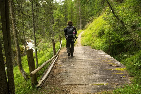 Homem caminhando em inimigos — Fotografia de Stock