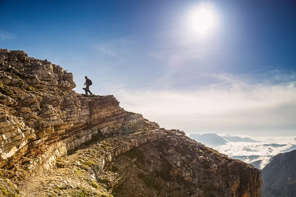 Photographe randonneur en Italie sommet de la colline — Photo
