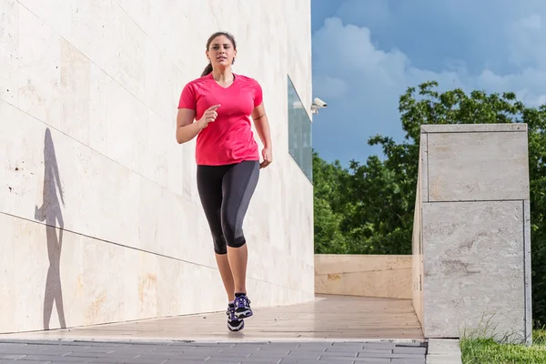 Mujer corriendo en edificio moderno —  Fotos de Stock