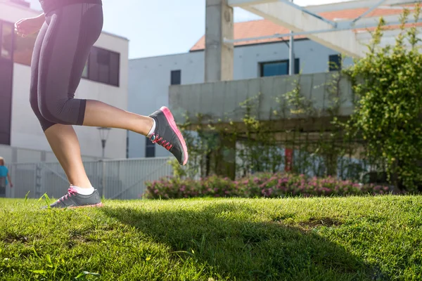 Jambes féminines courir — Photo