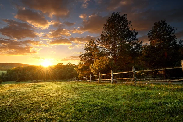 Inhägnade ranch på sunrise Royaltyfria Stockfoton