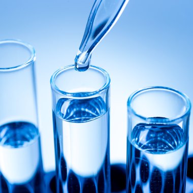 Test tüpleri damla sıvı içinde