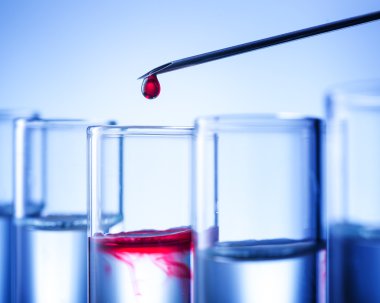 Test tüpleri kırmızı sıvı damla