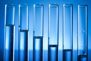 Test tüpleri satır sıvı dolu