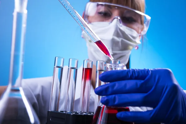 Mujer en el laboratorio experimentando — Foto de Stock