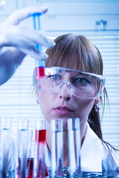 Kvinna i lab experimenterar — Stockfoto