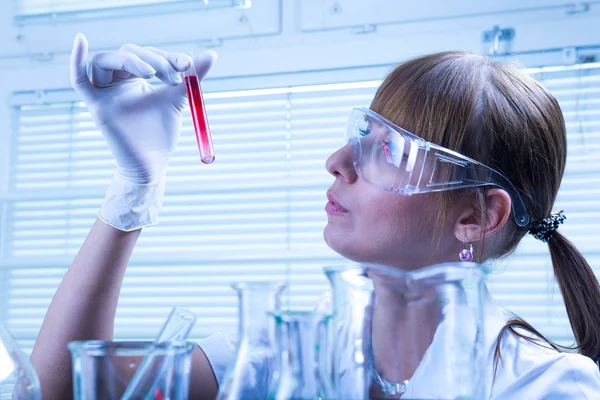 Mujer en el laboratorio experimentando — Foto de Stock