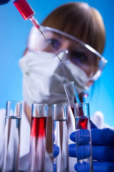 Mujer en el laboratorio experimentando — Foto de Stock