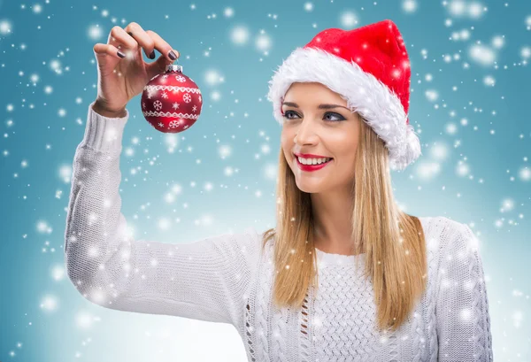 Mulher segurando decoração de Natal vermelho — Fotografia de Stock