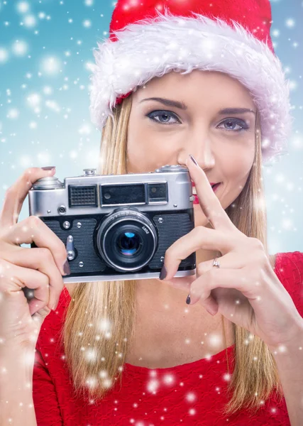 Mujer sosteniendo cámara — Foto de Stock