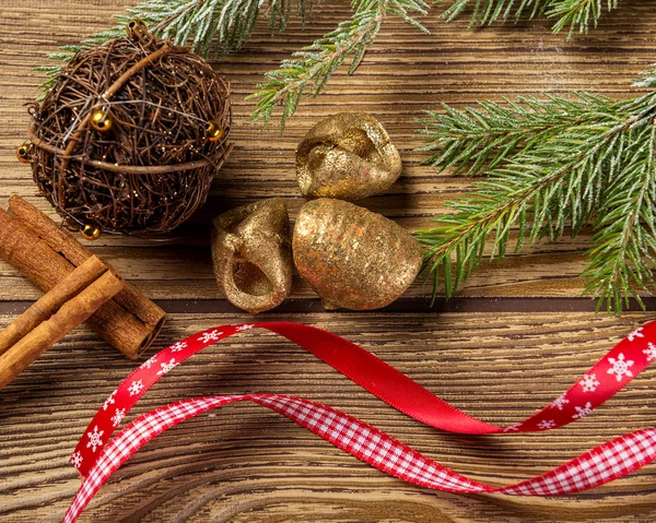 Decoraciones navideñas sobre fondo de madera — Foto de Stock