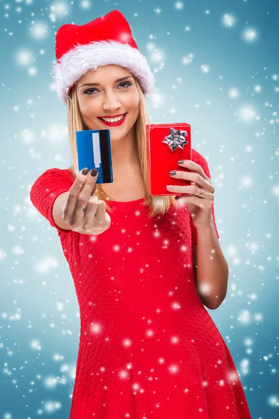 Kredi kartı ile kadın Noel Baba — Stok fotoğraf