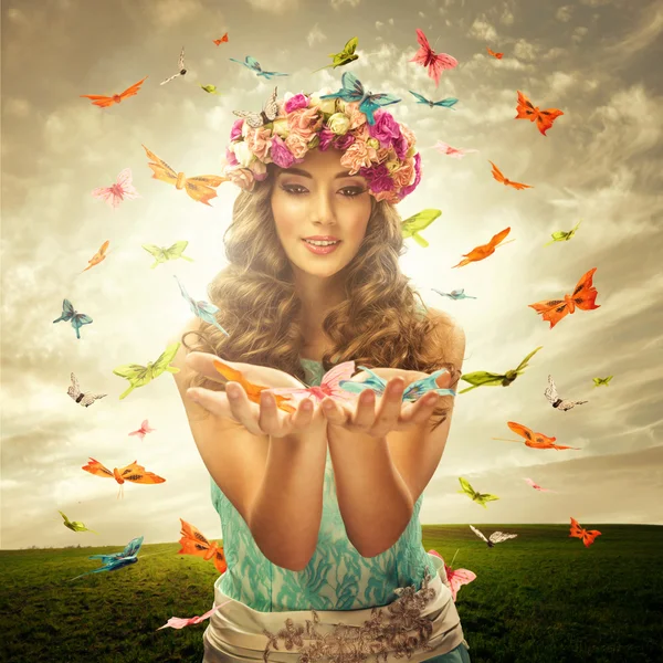 Femme entourée de nombreux papillons — Photo