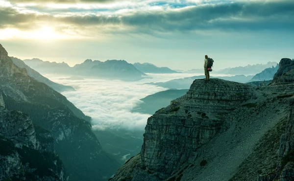 Hiker di tebing batu — Stok Foto