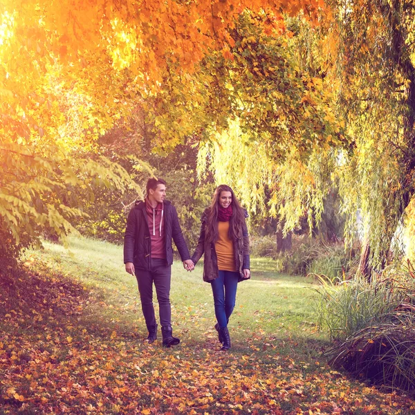 Pareja cogida de la mano en el bosque — Foto de Stock