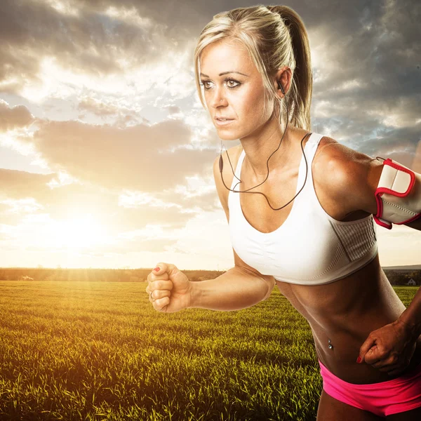 Woman running in green meadow — Stock Photo, Image