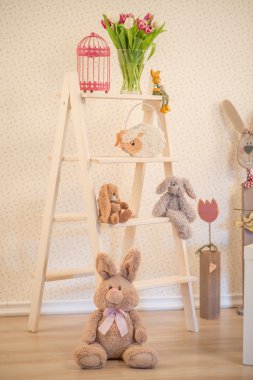 Paskalya süsleri merdiven ile parlak Oda
