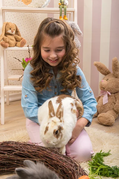 Meninas acariciando os coelhos — Fotografia de Stock